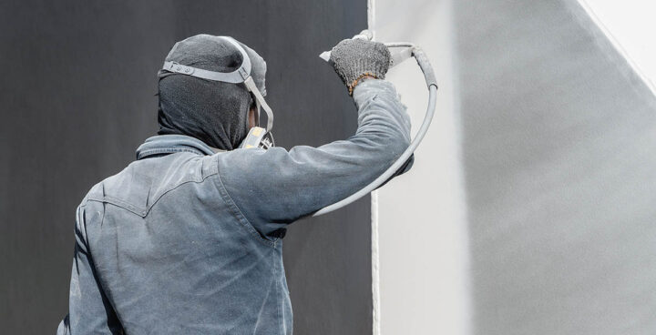 Kwast met zeeblauwe kleur verf