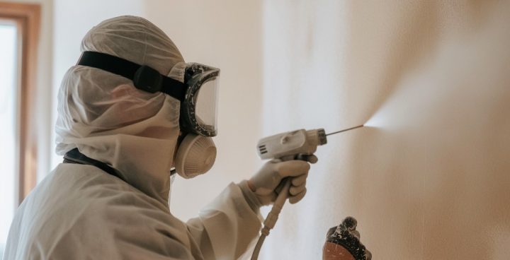 Kwast met zeeblauwe kleur verf